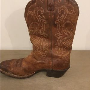 Ariat cowboy boots. size 8.5